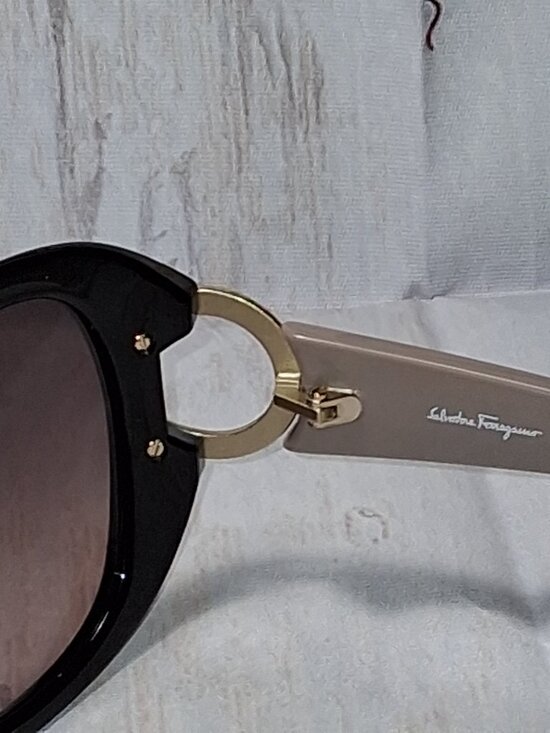 Salvatore Ferragamo Black Oval SF668S Sunglasses Gradiant lenses NEW W/Hard case main image 5